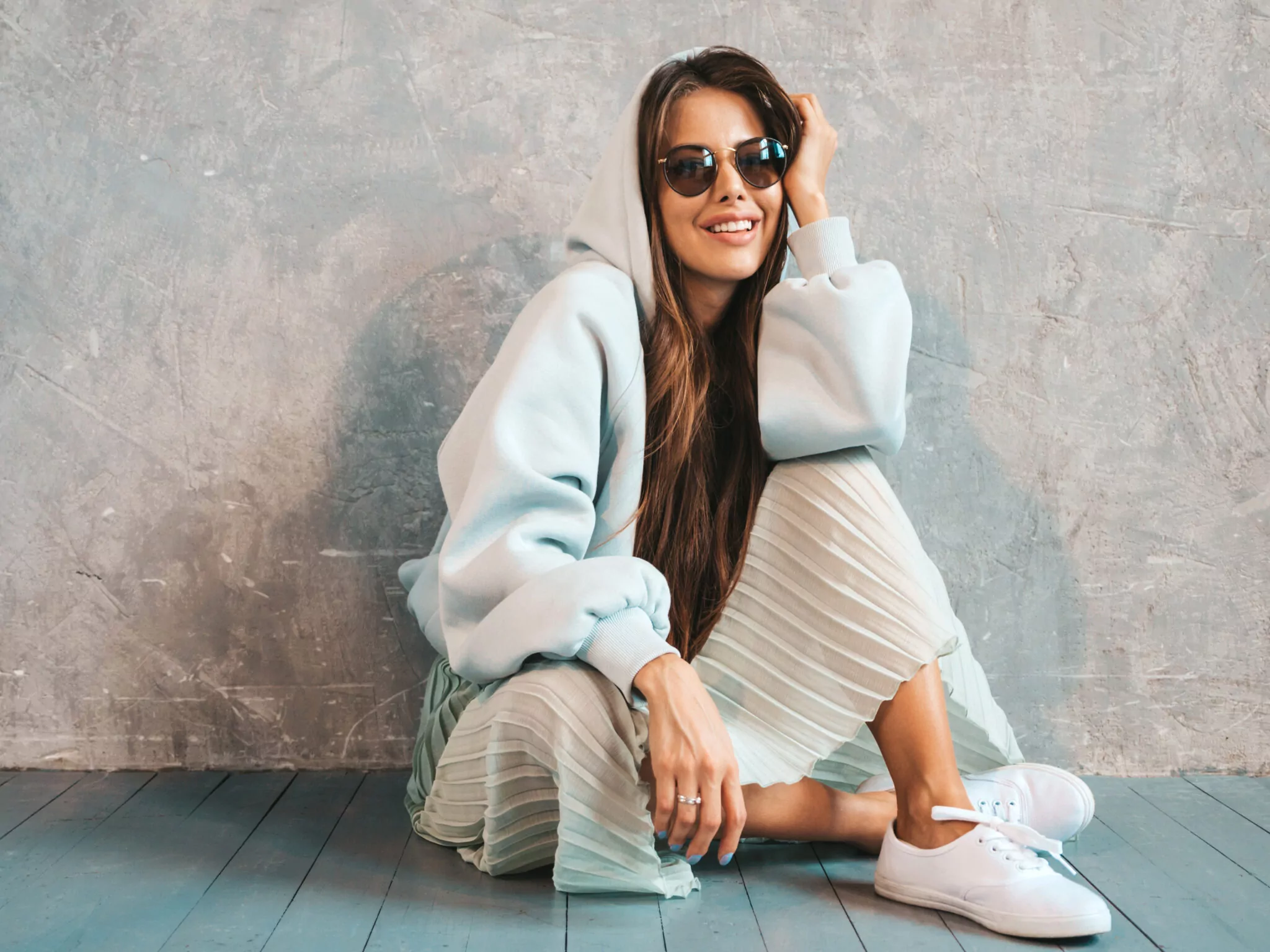 The Indian Face Tienda -The Indian Face Tienda joven hermosa mujer sonriente muestra el signo de la paz chica de moda en ropa casual de verano con capucha y falda sentado en el suelo 2048x1536 1